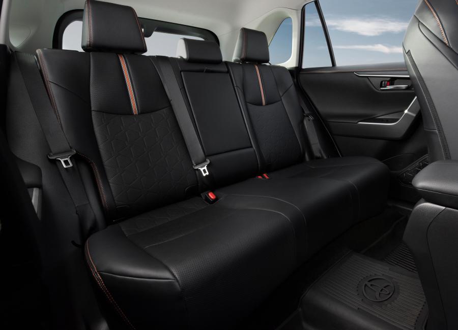 Интерьер Toyota RAV4 Adventure 2018 года  (NA) (фото 7 из 196)